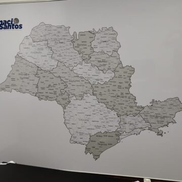 mapa de regiões administrativas do estado de são paulo com tons cinzas em fundo branco e moldura laminada