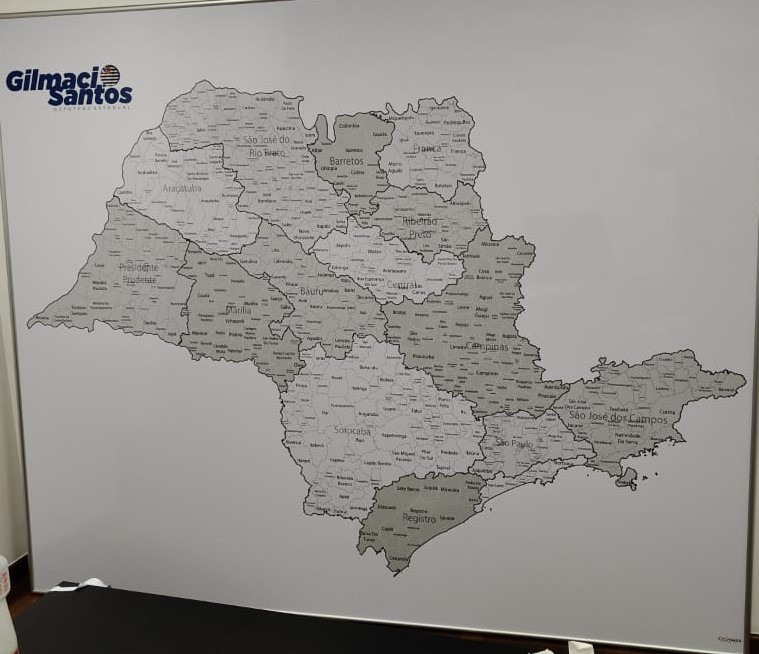 mapa de regiões administrativas do estado de são paulo com tons cinzas em fundo branco e moldura laminada