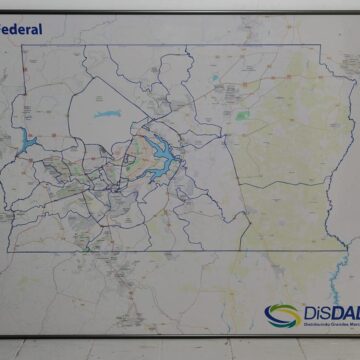 mapa rodoviário com principais vias do distrito federal, logotipo e fundo cor nude