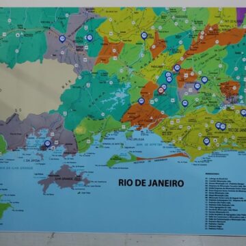 mapa do estado do rio de janeiro com localizações de interesse marcadas em verde, azul, laranja e roxo.