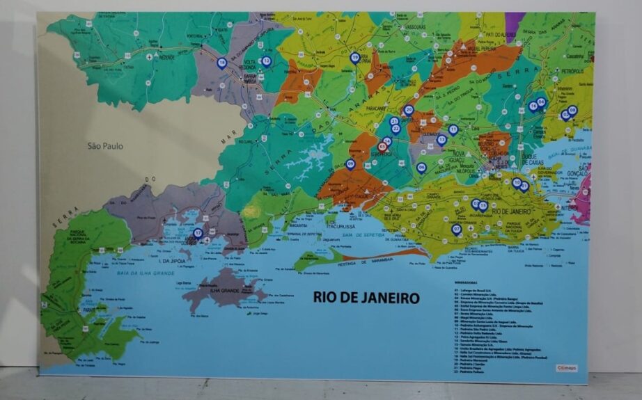 mapa do estado do rio de janeiro com localizações de interesse marcadas em verde, azul, laranja e roxo.